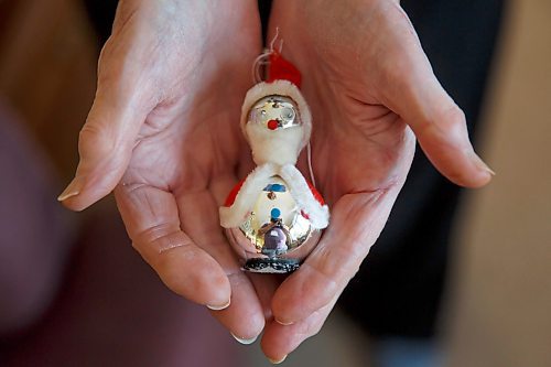 MIKE DEAL / WINNIPEG FREE PRESS
Rae Chalmers's Santa ornament which she received in 1954 from a pen pal.
See Jen Zoratti story
211214 - Tuesday, December 14, 2021.