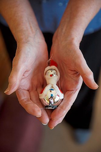 MIKE DEAL / WINNIPEG FREE PRESS
Rae Chalmers's Santa ornament which she received in 1954 from a pen pal.
See Jen Zoratti story
211214 - Tuesday, December 14, 2021.