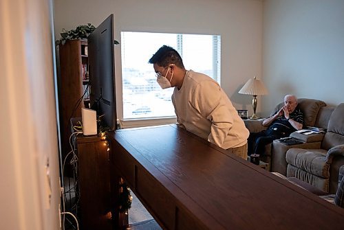 JESSICA LEE / WINNIPEG FREE PRESS

Raini Bowers builds furniture for his client Terrence Mills on December 14, 2021 in Mills&#x2019; residence. During the pandemic, Bowers turned towards freelance building furniture and now it&#x2019;s a side hustle for him.

Reporter: Gabby










