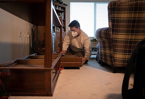 JESSICA LEE / WINNIPEG FREE PRESS

Raini Bowers builds furniture for his client Terrence Mills on December 14, 2021 in Mills&#x2019; residence. During the pandemic, Bowers turned towards freelance building furniture and now it&#x2019;s a side hustle for him.

Reporter: Gabby










