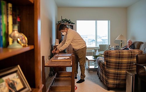 JESSICA LEE / WINNIPEG FREE PRESS

Raini Bowers builds furniture for his client Terrence Mills on December 14, 2021 in Mills&#x2019; residence. During the pandemic, Bowers turned towards freelance building furniture and now it&#x2019;s a side hustle for him.

Reporter: Gabby










