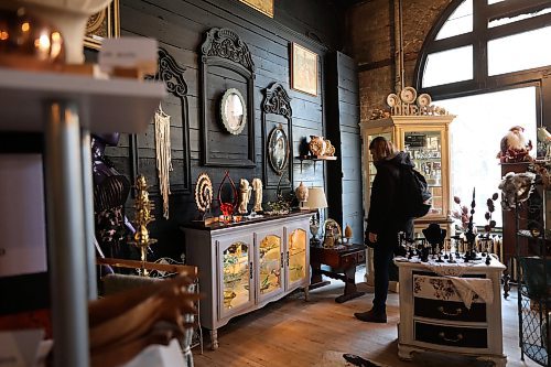 RUTH BONNEVILLE / WINNIPEG FREE PRESS
ENT - Nu Era
Loralie Bater in her recently opened art-centric shop in the Exchange, Nu Era Emporium, on the main floor of 296 McDermot Ave., selling local artists’ wares in a massive space that opened earlier this winter.
Portraits of Bater in the store and in her old world, photo booth. As well as photos of unique pieces of art, jewelry, home decor items and paint supplies.
Reporter: Ben Waldman
Dec 14th, 2021