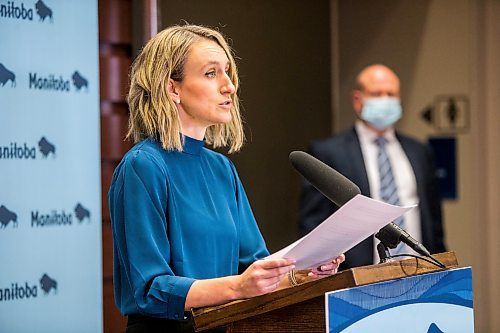 MIKAELA MACKENZIE / WINNIPEG FREE PRESS

Dr. Joss Reimer, medical lead of the Vaccine Implementation Task Force, speaks at a press conference at the RBC Convention Centre supersite on Wednesday, Dec. 15, 2021. For Katie/Danielle story.
Winnipeg Free Press 2021.