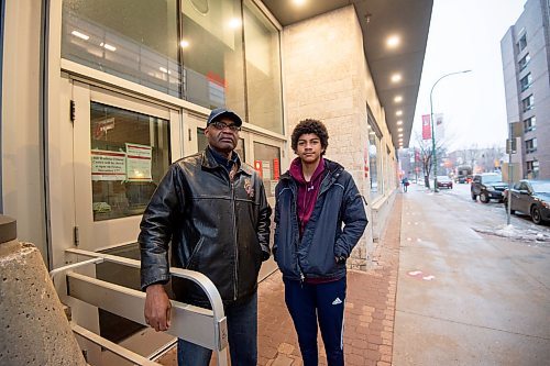 Mike Sudoma / Winnipeg Free Press
Kevin Toney and his son Kai in front of Duckworth centre at the University of Winnipeg Wednesday
December 15, 2021 