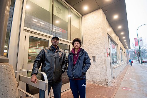 Mike Sudoma / Winnipeg Free Press
Kevin Toney and his son Kai in front of Duckworth centre at the University of Winnipeg Wednesday
December 15, 2021 