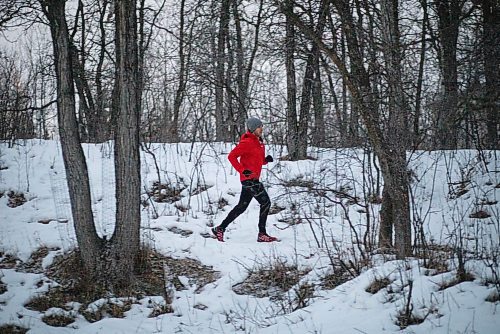 JESSICA LEE / WINNIPEG FREE PRESS

Kristian Andres, an avid runner, runs on the Seine River Greenway&#x2019;s Trail on December 16, 2021.

Reporter: Janine














