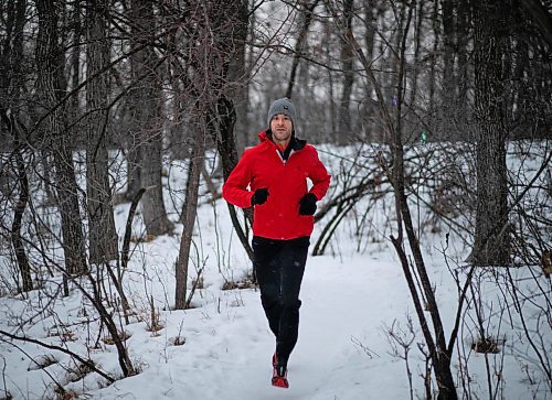 JESSICA LEE / WINNIPEG FREE PRESS

Kristian Andres, an avid runner, runs on the Seine River Greenway&#x2019;s Trail on December 16, 2021.

Reporter: Janine














