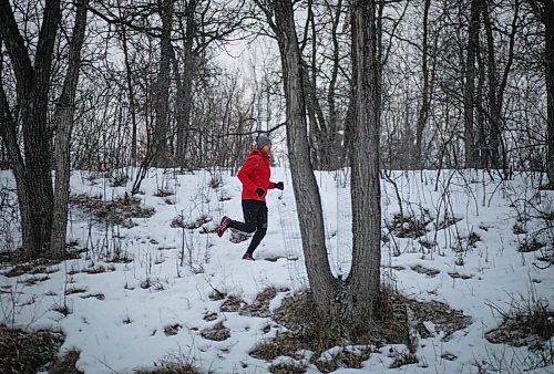 JESSICA LEE / WINNIPEG FREE PRESS

Kristian Andres, an avid runner, runs on the Seine River Greenway&#x2019;s Trail on December 16, 2021.

Reporter: Janine














