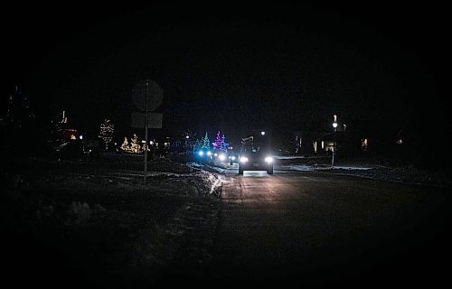 JESSICA LEE / WINNIPEG FREE PRESS

Cars pass the street that Dr. Brent Roussin allegedly lives on in Headingley, Manitoba, while honking their horns on December 16, 2021. The group intend to send a message to Roussin and other politicians, saying that they are watching them and won&#x2019;t be told what to do.













