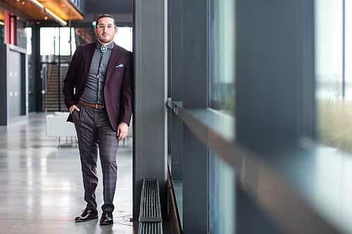 MIKAELA MACKENZIE / WINNIPEG FREE PRESS

Noah Wilson, business development manager for Indigenous Young Entrepreneurs at Futurpreneur Canada, poses for a portrait in Winnipeg on Friday, Dec. 17, 2021. For Malak story.
Winnipeg Free Press 2021.