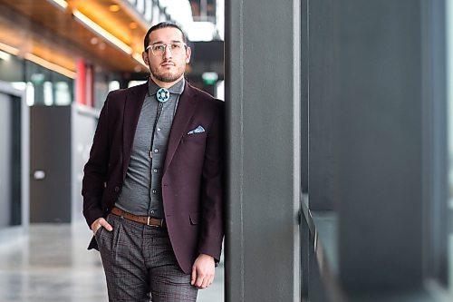 MIKAELA MACKENZIE / WINNIPEG FREE PRESS

Noah Wilson, business development manager for Indigenous Young Entrepreneurs at Futurpreneur Canada, poses for a portrait in Winnipeg on Friday, Dec. 17, 2021. For Malak story.
Winnipeg Free Press 2021.