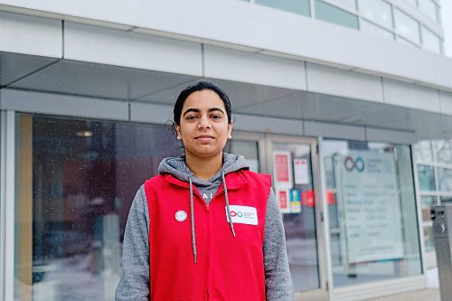 Mike Sudoma / Winnipeg Free Press
Pavneet Sandhu a 3rd year Bio Chemistry student at the University of Winnipeg volunteers every week at the Canadian Blood Services assisting patients who take part in the blood donor clinic.
December 17, 2021 
