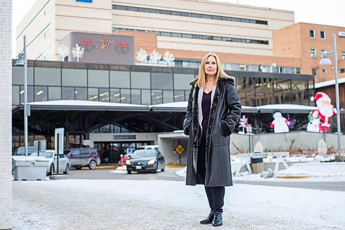 MIKAELA MACKENZIE / WINNIPEG FREE PRESS

Christine Peschken, head of rheumatology, poses for a portrait at the Health Sciences Centre in Winnipeg on Friday, Dec. 17, 2021. For Dylan story.
Winnipeg Free Press 2021.