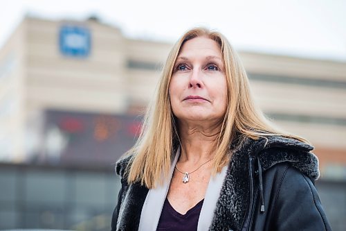 MIKAELA MACKENZIE / WINNIPEG FREE PRESS

Christine Peschken, head of rheumatology, poses for a portrait at the Health Sciences Centre in Winnipeg on Friday, Dec. 17, 2021. For Dylan story.
Winnipeg Free Press 2021.