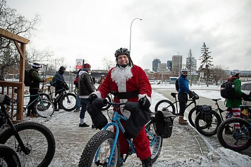 JESSICA LEE / WINNIPEG FREE PRESS

Kerry LeBlanc (in Santa suit) and two dozen volunteers bike near downtown on December 17, 2021, as part of &#x2018;Cycling with Santa&#x2019;. The group travels through the community, handing out candy canes, toques and warm gear that they bring themselves. This is their 10th year cycling together and spreading cheer.













