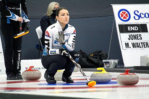 Brandon Sun Kristy Watling makes a signal to her teammates during their game against Tracy Fleury on Friday morning at the 2022 Manitoba Scotties Tournament of Hearts. (Lucas Punkari/The Brandon Sun)