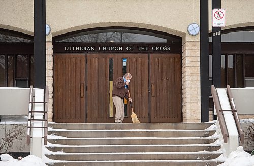 Mike Sudoma / Winnipeg Free Press
A man sweeps the snow off of the steps of the Evangelical Lutheran Church of the Cross as attendees are about to be let out Sunday morning
December 19, 2021 