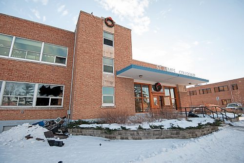 Mike Sudoma / Winnipeg Free Press
St James Collegiate High School and George Waters Middle School will be canceling classes after a fire broke out on the first floor of the St James Collegiate building Sunday morning.
December 19, 2021 