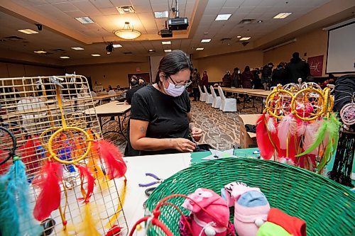 Mike Sudoma / Winnipeg Free Press
Artist, Carey Sinclair, works on a pair of earrings as she works sits at her booth at the Indigenous Arts Market at Canad Inns Polo Park Sunday morning
December 19, 2021 