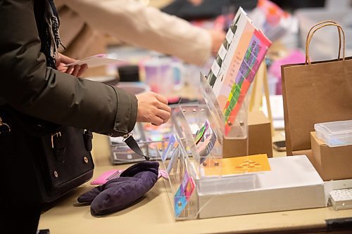 Mike Sudoma / Winnipeg Free Press
Customers shop the Native Love Notes booth at the Indigenous Arts Market held at Canad Inns Polo Park Sunday morning
December 19, 2021