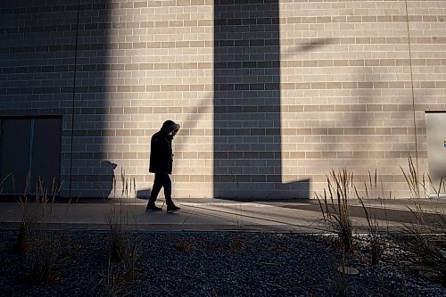 Mike Sudoma / Winnipeg Free Press
A man in a winter coat keeps warm while walking past the RBC Convention Centre on Edmonton St during a cold Monday afternoon
December 16, 2021 