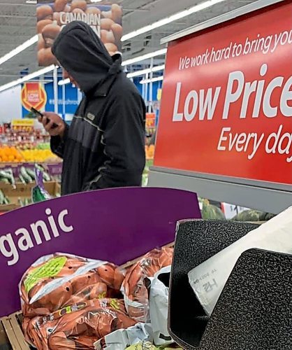 Madison Ushakas / Twitter

Maskless patrons at Walmart in Winkler on Saturday, December 18, 2021.

Winnipeg Free Press - 2021


