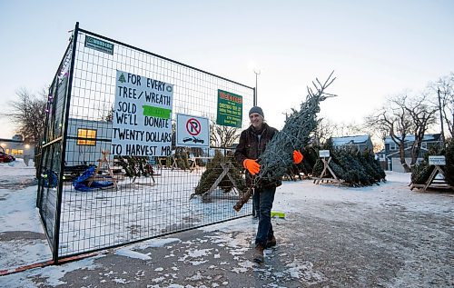 Mike Sudoma / Winnipeg Free Press

Ches Szylkin picks up a Christmas tree fro his family at the 67th Winnipeg Scout Group Christmas Tree Lot held at the Corydon Community Centre Monday evening. December 20, 2021