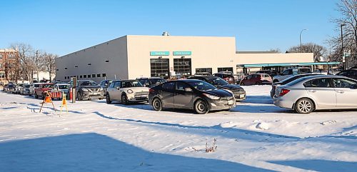 RUTH BONNEVILLE / WINNIPEG FREE PRESS
 
Local - COVID Testing site

Cars lineup along Main Street,  Charles St. and in the  drive-thru COVID Testing site on Main Street on Friday afternoon.  

Dec 21th,  2021

