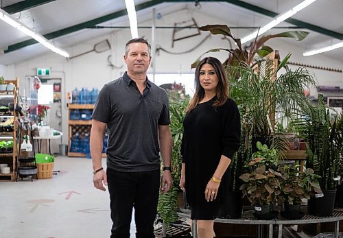 JESSICA LEE / WINNIPEG FREE PRESS

Chitra Paliwal (right), director of sales and marketing for T&amp;T Seeds and Jarrett Davidson, the company&#x2019;s owner, pose for a photo in their store on December 21, 2021.

Reporter: Gabby













