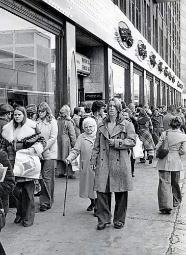 JAMES HAGGARTY / WINNIPEG FREE PRESS

Christmas shoppers outside Eaton's downtown. - 1976
