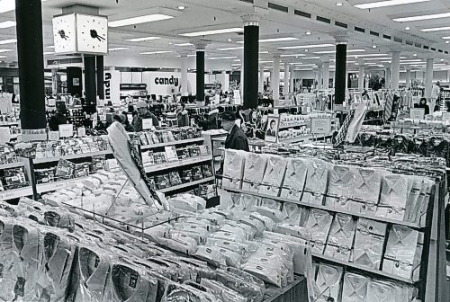 GERRY CAIRNS / WINNIPEG FREE PRESS

Eaton's department store - 1973