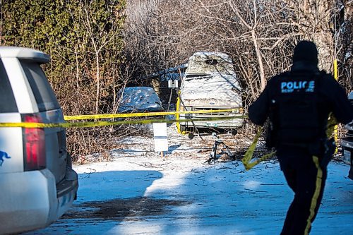 MIKAELA MACKENZIE / WINNIPEG FREE PRESS

Police investigate a scene where human remains were found in Oakville, Manitoba on Wednesday, Dec. 22, 2021. For Chris Kitching story.
Winnipeg Free Press 2021.