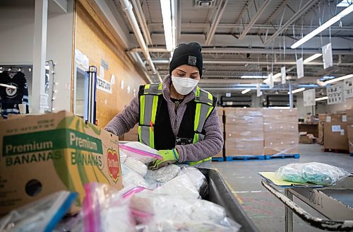 JESSICA LEE / WINNIPEG FREE PRESS

Rajbeer Kaur sorts donation items into boxes at the Harvest Manitoba warehouse on December 22, 2021.

Reporter: Gillian












