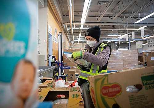 JESSICA LEE / WINNIPEG FREE PRESS

Rajbeer Kaur sorts donation items into boxes at the Harvest Manitoba warehouse on December 22, 2021.

Reporter: Gillian












