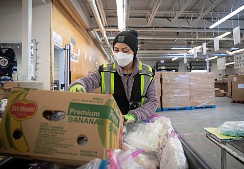 JESSICA LEE / WINNIPEG FREE PRESS

Rajbeer Kaur sorts donation items into boxes at the Harvest Manitoba warehouse on December 22, 2021.

Reporter: Gillian












