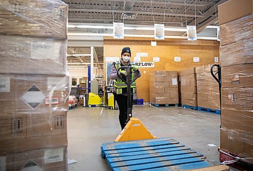 JESSICA LEE / WINNIPEG FREE PRESS

Edwin Tunjo moves a pallet at the Harvest Manitoba warehouse on December 22, 2021.

Reporter: Gillian










