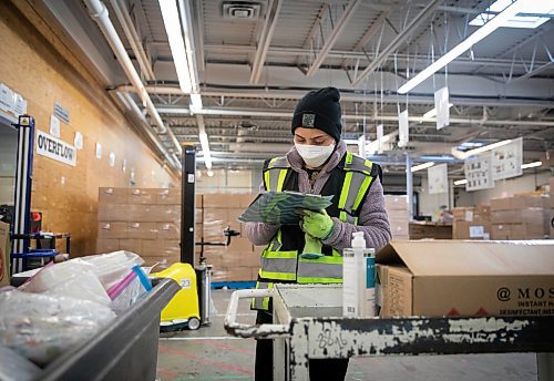 JESSICA LEE / WINNIPEG FREE PRESS

Rajbeer Kaur sorts donation items into boxes at the Harvest Manitoba warehouse on December 22, 2021.

Reporter: Gillian












