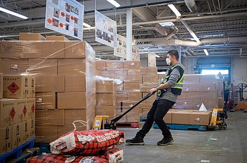 JESSICA LEE / WINNIPEG FREE PRESS

Edwin Tunjo moves a pallet at the Harvest Manitoba warehouse on December 22, 2021.

Reporter: Gillian









