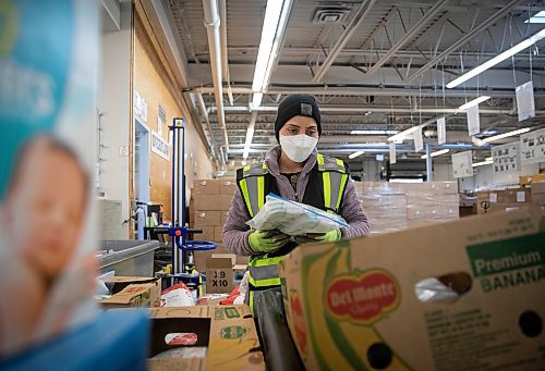 JESSICA LEE / WINNIPEG FREE PRESS

Rajbeer Kaur sorts donation items into boxes at the Harvest Manitoba warehouse on December 22, 2021.

Reporter: Gillian












