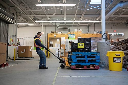 JESSICA LEE / WINNIPEG FREE PRESS

Wilmer Camargo moves a pallet onto a truck at the Harvest Manitoba warehouse on December 22, 2021.

Reporter: Gillian












