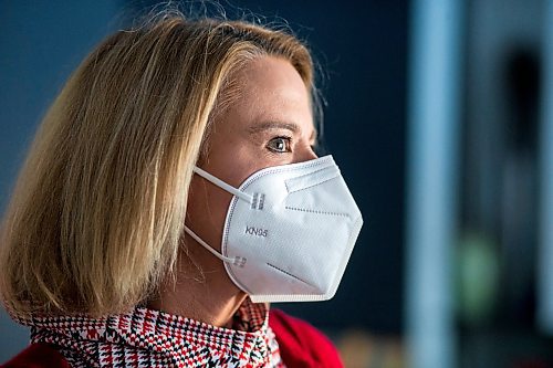 MIKAELA MACKENZIE / WINNIPEG FREE PRESS

Epidemiologist Cynthia Carr demonstrates wearing a KN95 mask, which is recommended to combat the omicron variant, in Winnipeg on Wednesday, Dec. 22, 2021. For --- story.
Winnipeg Free Press 2021.