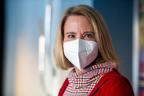 MIKAELA MACKENZIE / WINNIPEG FREE PRESS

Epidemiologist Cynthia Carr demonstrates wearing a KN95 mask, which is recommended to combat the omicron variant, in Winnipeg on Wednesday, Dec. 22, 2021. For --- story.
Winnipeg Free Press 2021.