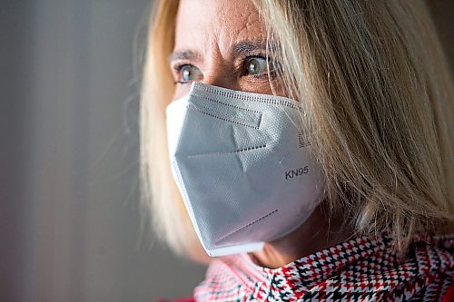 MIKAELA MACKENZIE / WINNIPEG FREE PRESS

Epidemiologist Cynthia Carr demonstrates wearing a KN95 mask, which is recommended to combat the omicron variant, in Winnipeg on Wednesday, Dec. 22, 2021. For --- story.
Winnipeg Free Press 2021.