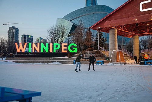 JESSICA LEE / WINNIPEG FREE PRESS

Jordan Friesen (right) and Isabell Dietrich enjoy the ice at The Forks on December 22, 2021.












