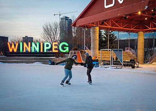 JESSICA LEE / WINNIPEG FREE PRESS

Jordan Friesen (right) and Isabell Dietrich enjoy the ice at The Forks on December 22, 2021.











