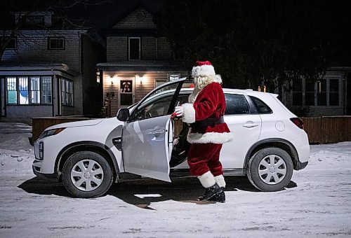 JESSICA LEE / WINNIPEG FREE PRESS

Santa gets in his car on December 22, 2021.













