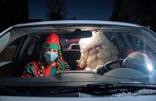 JESSICA LEE / WINNIPEG FREE PRESS

Alexis Johnson, who organizes bookings for Scheme a Dream, poses for a photo in Santa&#x2019;s car with him on December 22, 2021.












