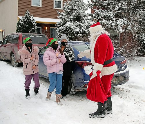 JASON HALSTEAD / WINNIPEG FREE PRESS

Santa Claus (a.k.a. Dennis Radlinsky) arrives for a surprise visit to sisters Khloe, left, and Ava at the Charleswood home of their grandmother Theresa, second right. Theresa set up the visit after the girls' mother ended up in hospital in recent days. (Reporter: Malak Abas; family didn't want last name used)