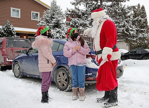JASON HALSTEAD / WINNIPEG FREE PRESS

Santa Claus (a.k.a. Dennis Radlinsky) arrives for a surprise visit to sisters Khloe, left, and Ava at the Charleswood home of their grandmother Theresa. Theresa set up the visit after the girls' mother ended up in hospital in recent days. (Reporter: Malak Abas; family didn't want last name used)