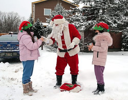 JASON HALSTEAD / WINNIPEG FREE PRESS

Santa Claus (a.k.a. Dennis Radlinsky) arrives for a surprise visit to sisters Khloe, right, and Ava at the Charleswood home of their grandmother Theresa. Theresa set up the visit after the girls' mother ended up in hospital in recent days. (Reporter: Malak Abas; family didn't want last name used)